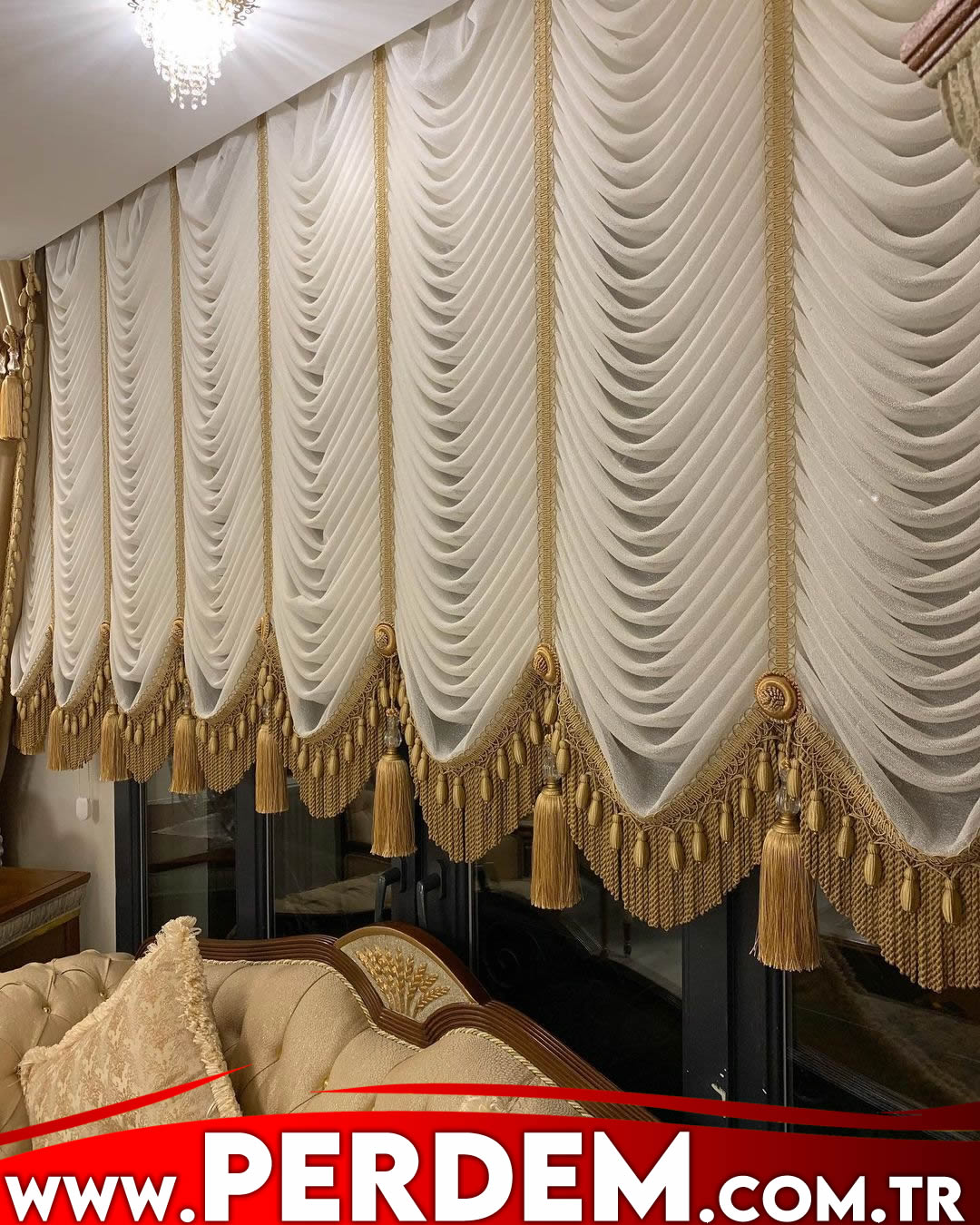Berrak Model Aksesuarlı Balon Perde